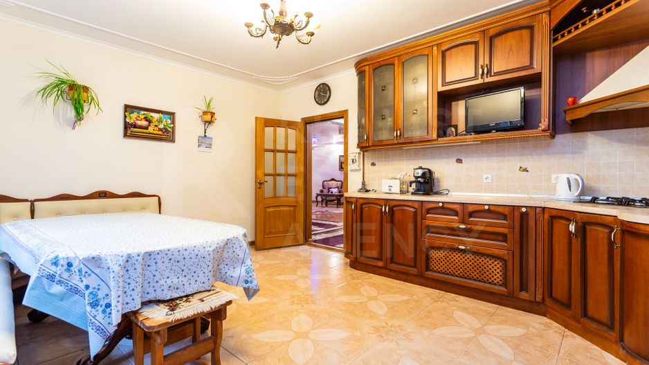 Vânzare, casă, 2 nivele, 6 camere, strada Luceafărul, Ciorescu - Poză 3