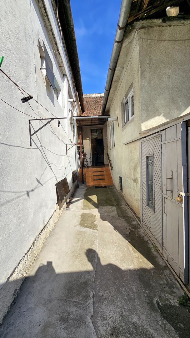 Apartament 2 camere 50 mp utili parter la curte zona Centrul Istoric - Poză 6