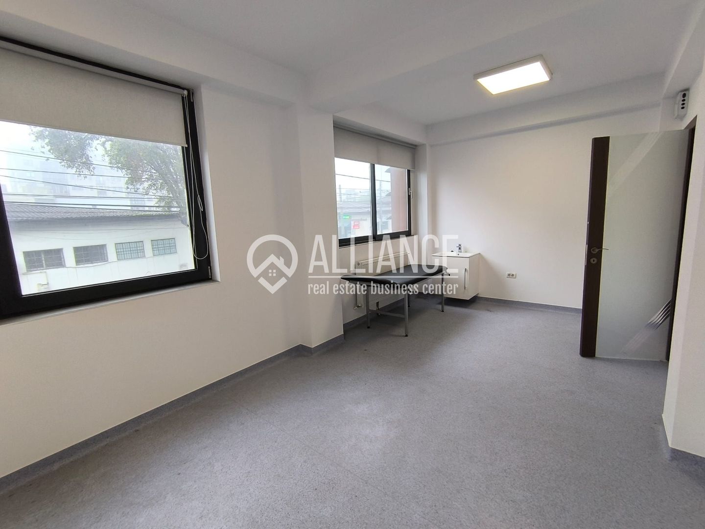 CENTRU ANAF (cod03)- Birou luminos si cochet ! - Poză 1