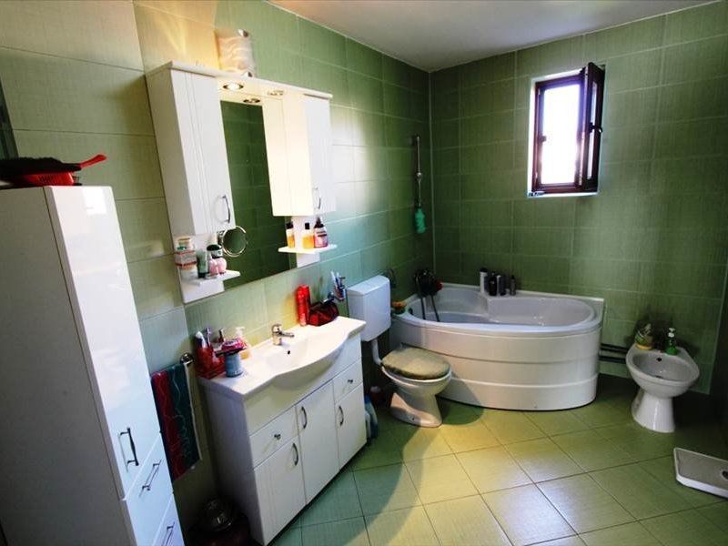 Vila spațioasă la intrare în Dumbravita - Poză 12