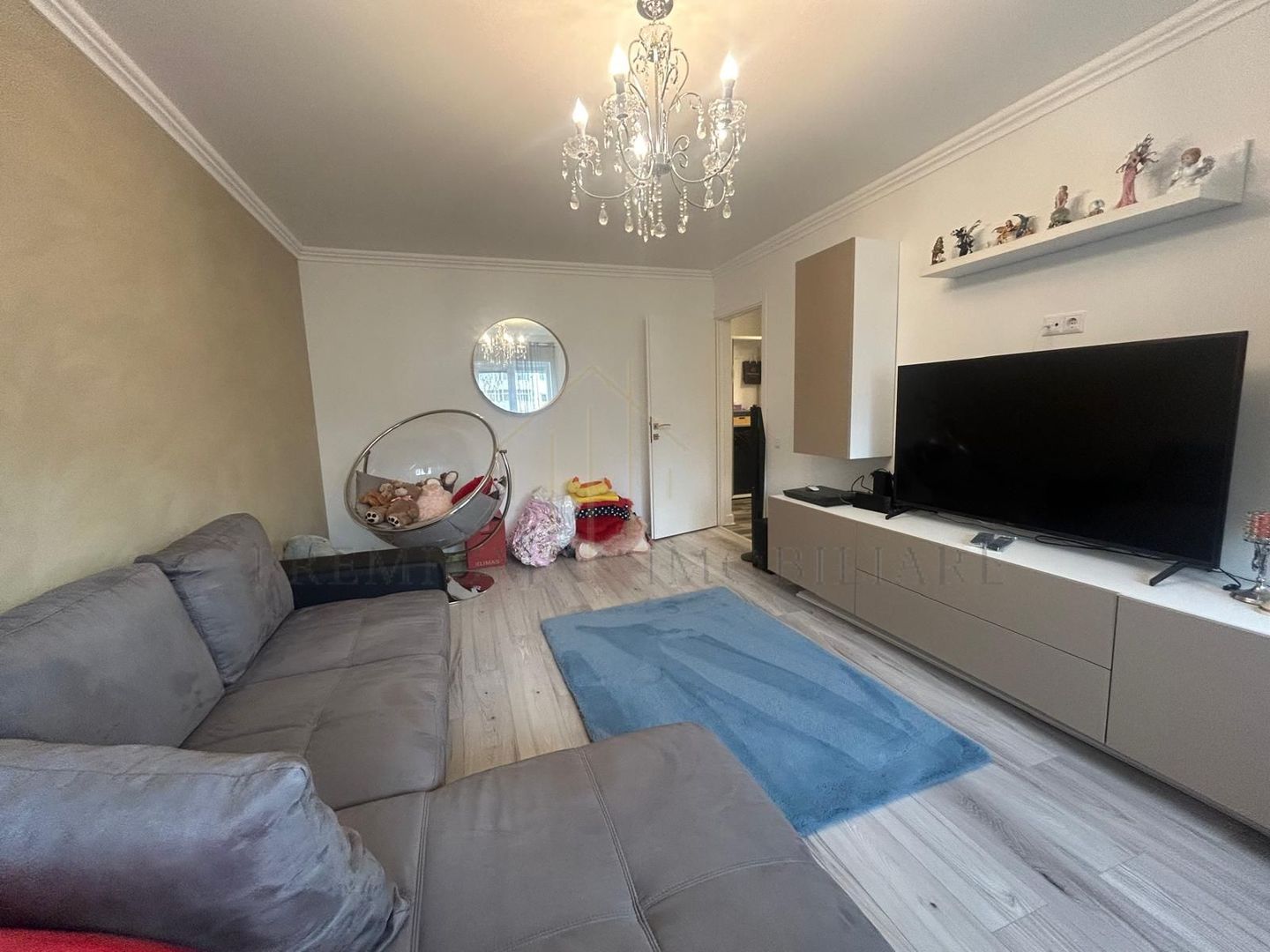 Apartament 2 camere decomandat, complet renovat, etaj 3/4,zona de sus - Poză 1