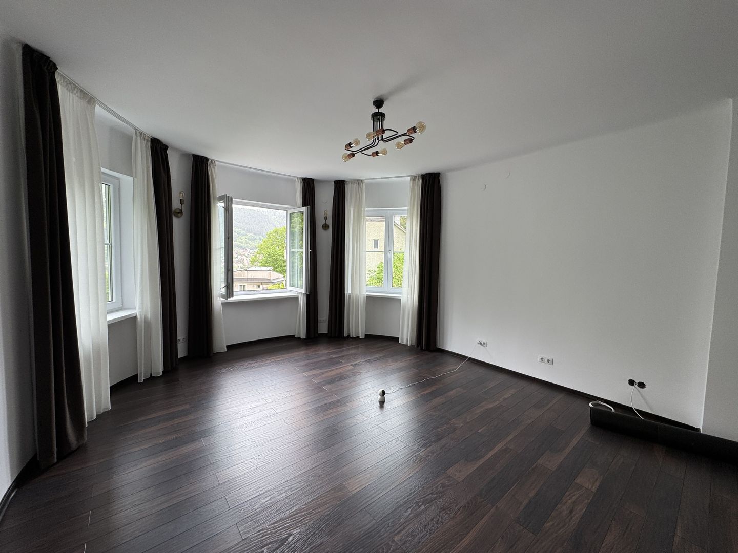 Apartament cu vedere spre Tâmpa, liniște și natură, în Centrul Istoric al Brașov - Poză 2