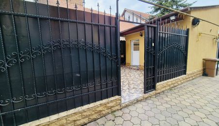 Casa cu teren , ULTRACENTRAL , singur in curte