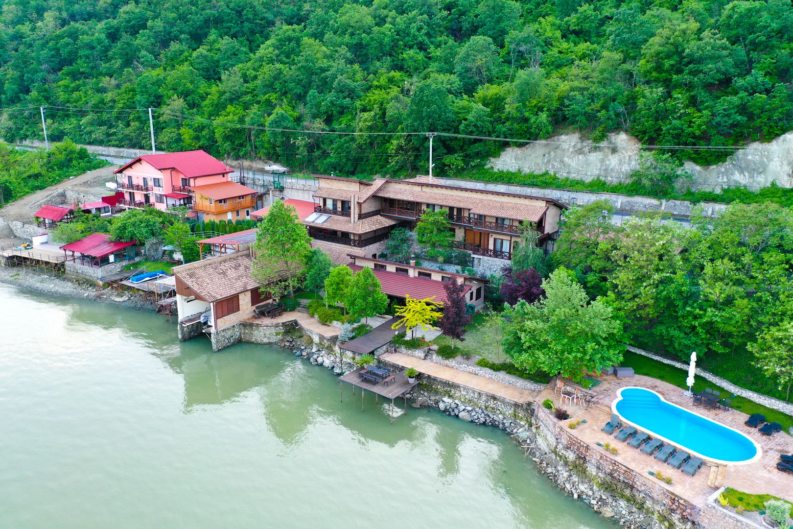 Pensiune de Lux pe Malul Dunării în Dubova - Poză 28