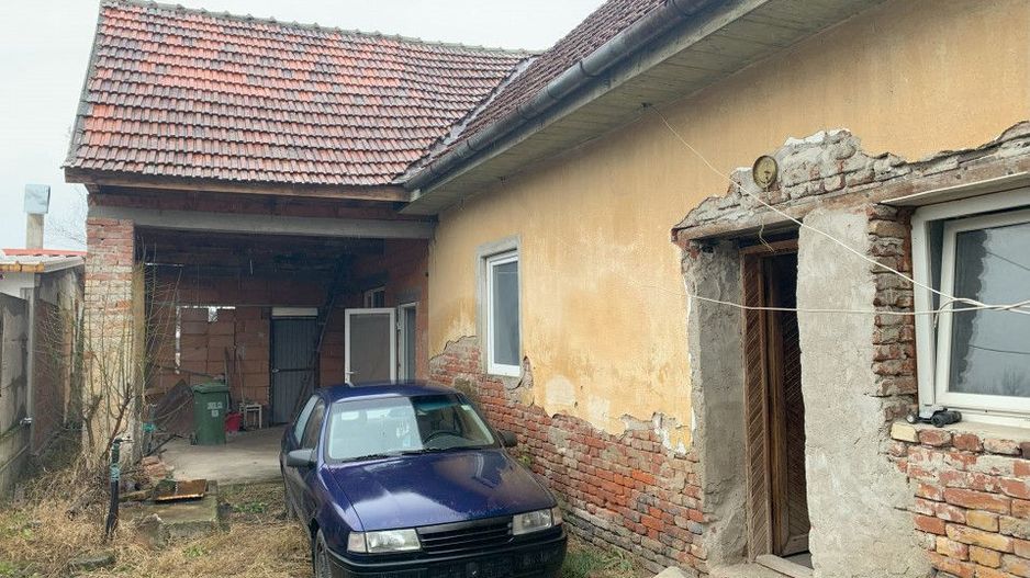  Casa cu teren generos de 1084 mp in centrul comunei Pischia, strada principala - Poză 4