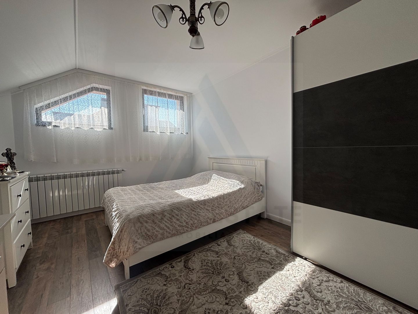 Casa individuala ultrafinisata 200 mp utili si teren 462 mp  Selimbar - Poză 8