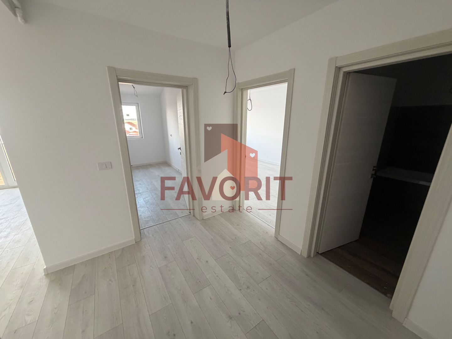 Decomandat. Disponibil imediat. Strada asfaltata - Poză 5