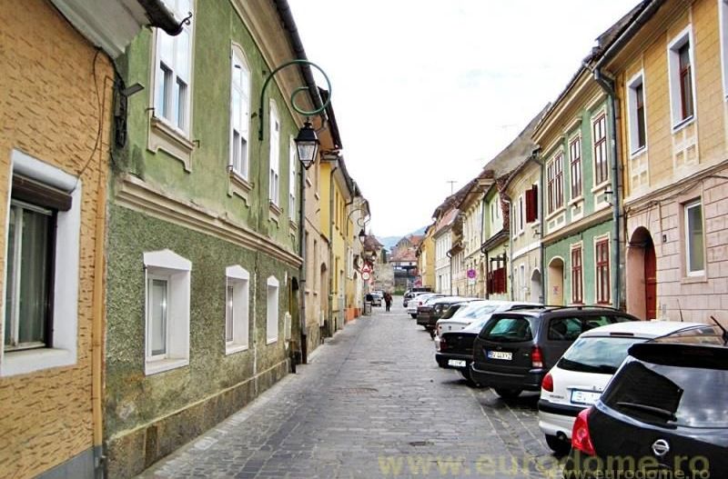 Casa cu teren de 256mp in centrul istoric al Brasovului - Poză 2