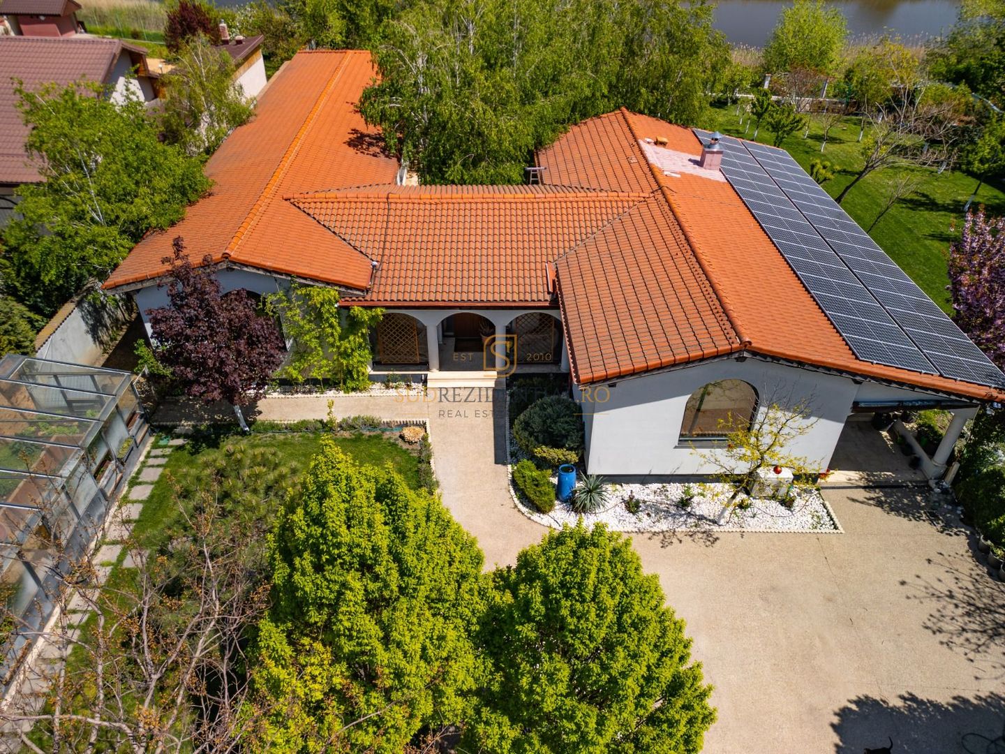 Resedinta spectaculoasa  – Vila exclusivista deschidere directa la lac - Poză 1