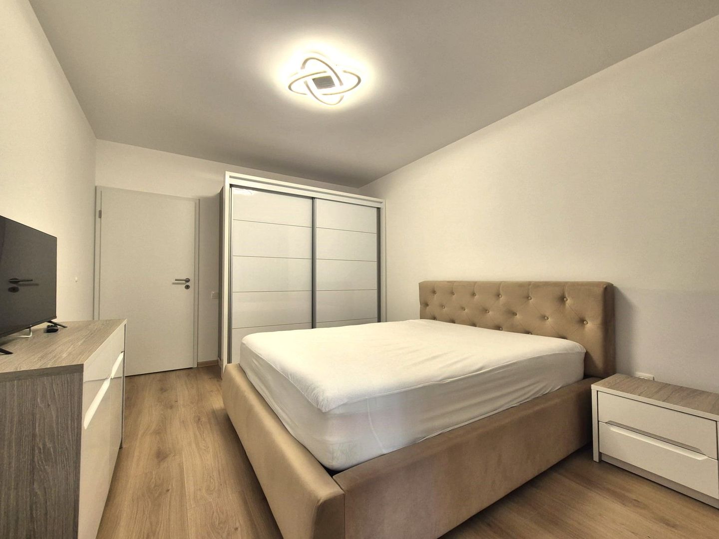 Zona Coresi, str. 13 Decembrie, apartament spațios, bloc nou, loc parcare - Poză 15