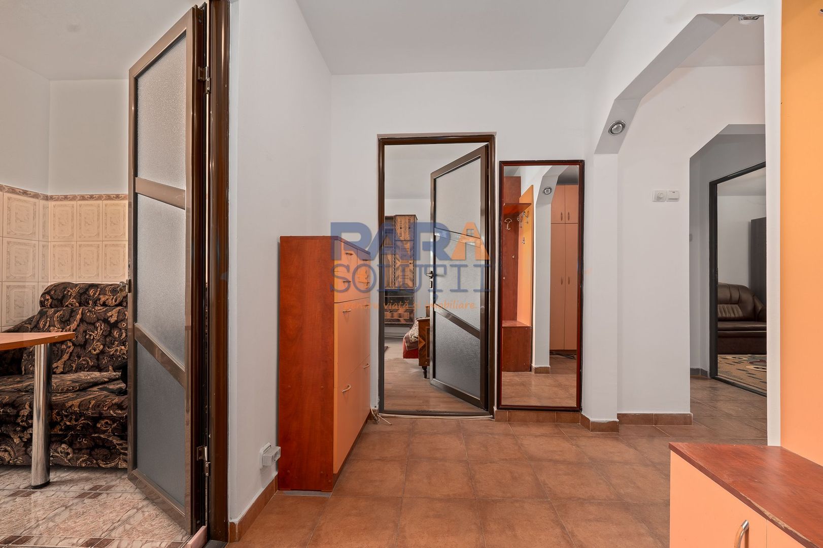 Apartament 3 camere, decomandat, mobilat - Poză 2