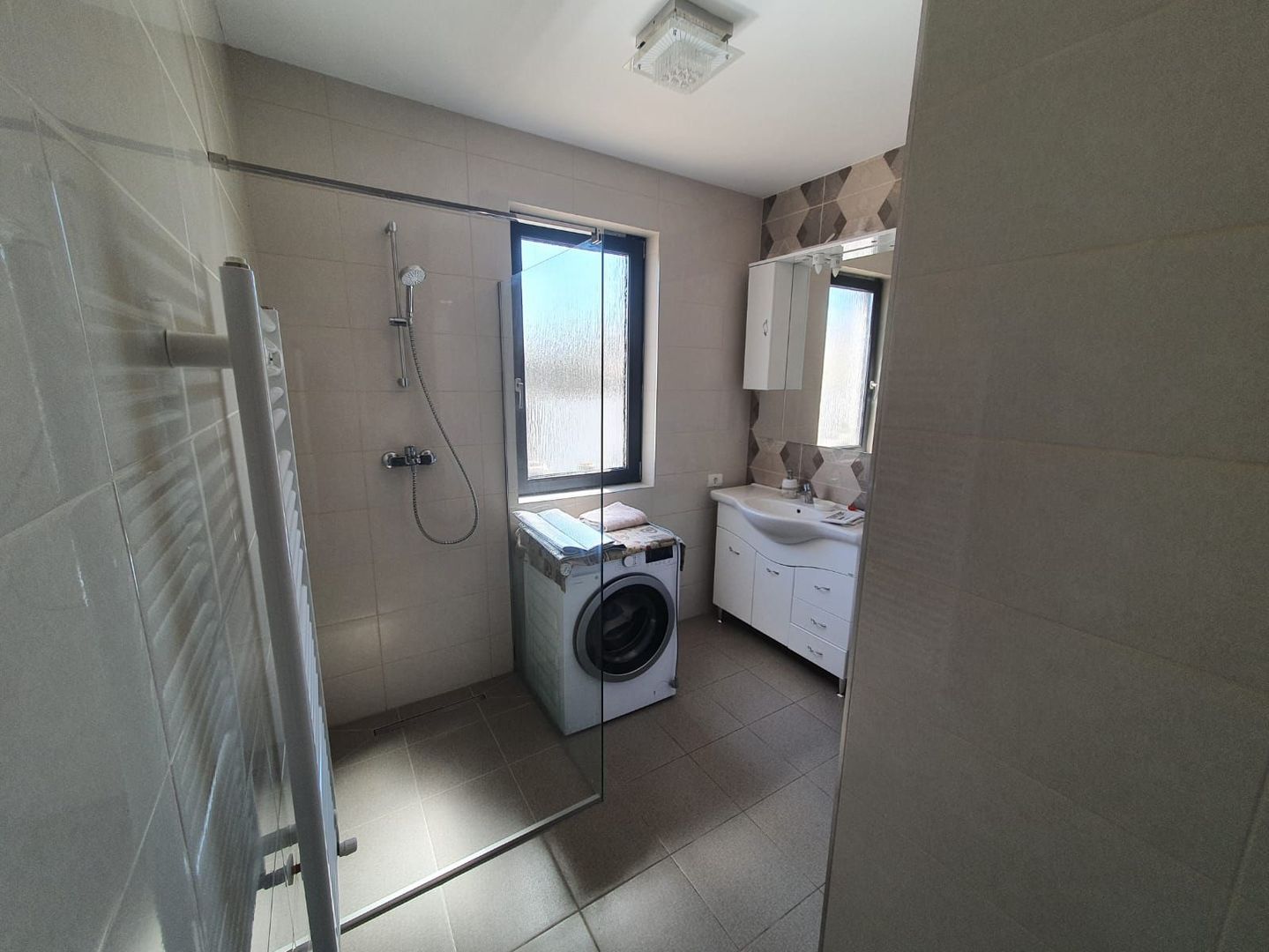 Casa cu 4 camere si garaj - Poză 4