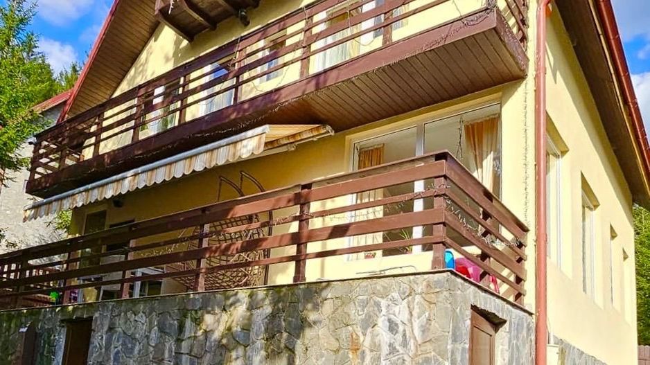 Casa de vacanta la liziera padurii cu vedere libera catre muntii Bucegi - Poză 1