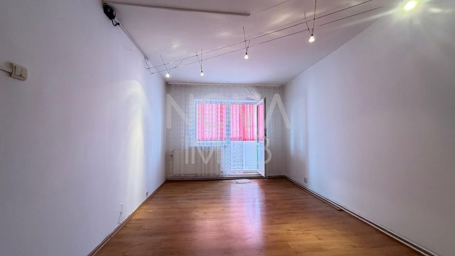 Apartament 3 camere, decomandat, etajul 3/4 - Cisnadie - Poză 2