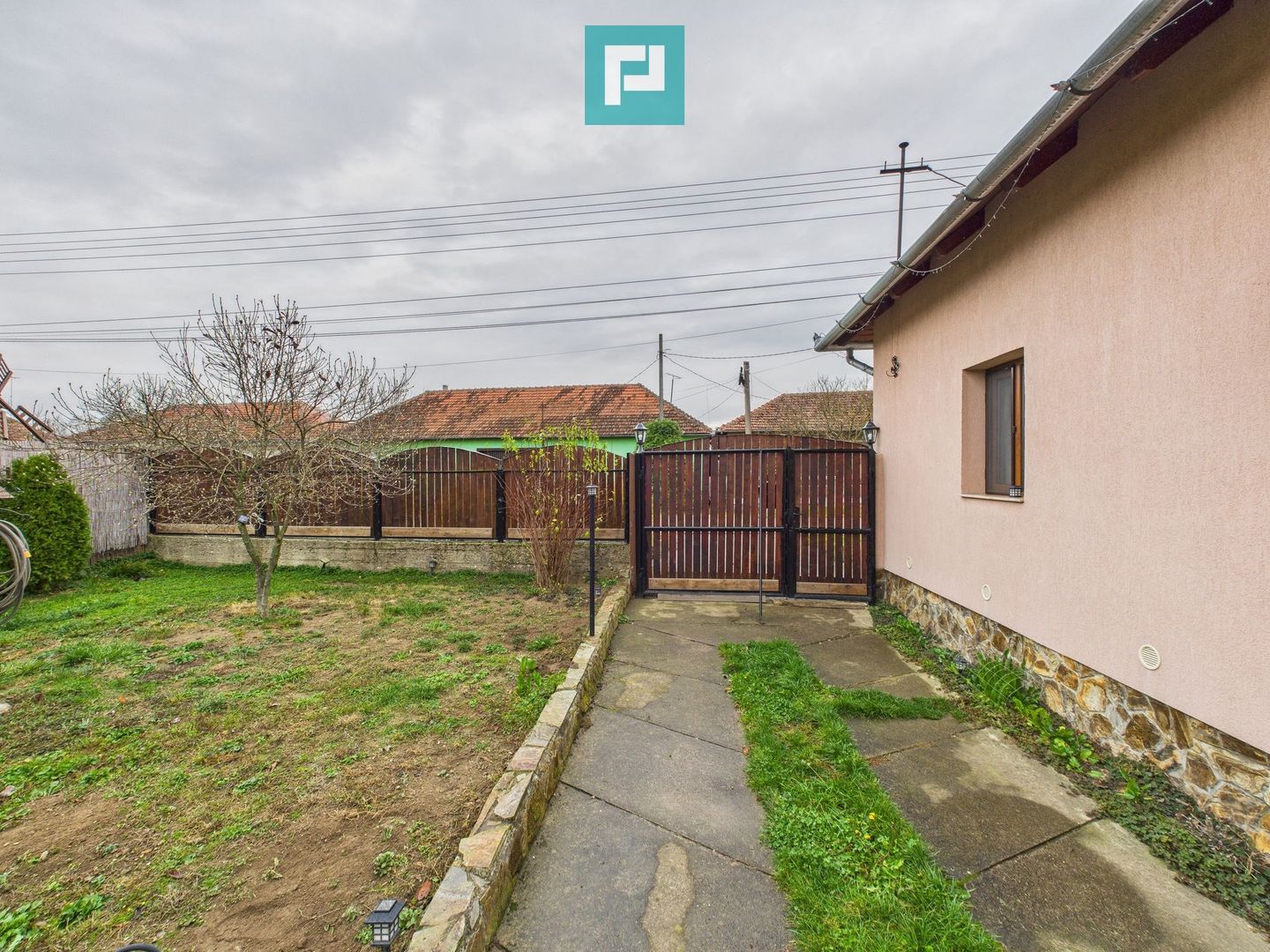 Casă renovată în localitatea Comănești, Arad - Poză 25