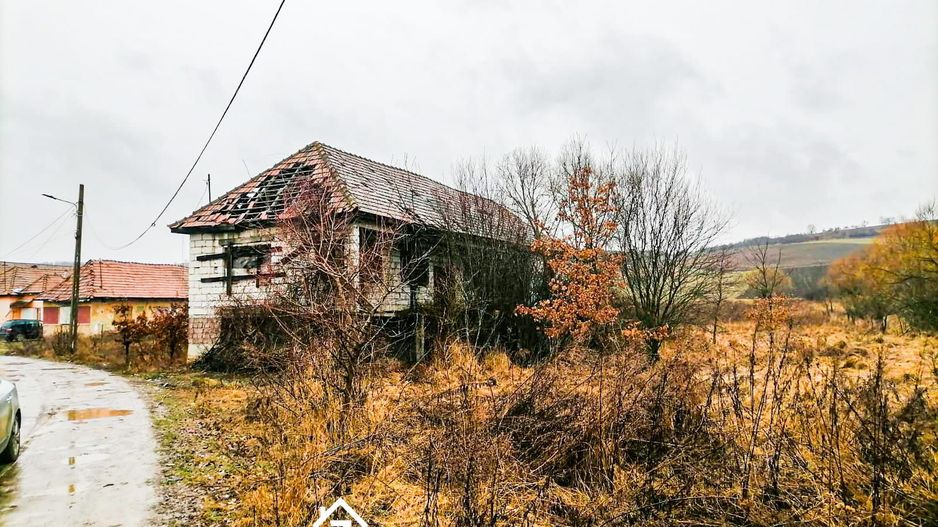 Craciunesti - Casa la rosu - 356 mp +  teren 1160 mp - Poză 2