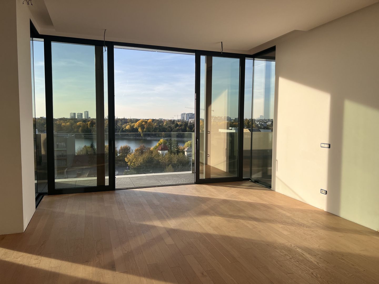 Apartament spectaculos 3 camere | Vedere Parcul Verdi și Lacul Floreasca - Poză 2