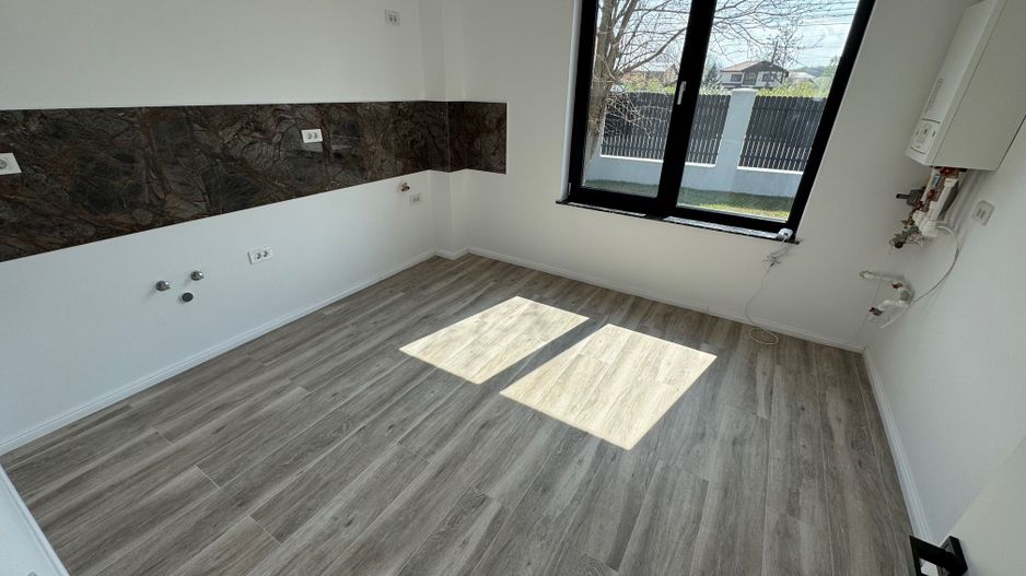 VilE stil Neoromaneasc Tunari, TOATE UTILITATILE, curte GENEROASA - Poză 7