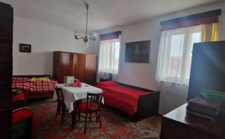 Vând apartament cu o camera in zona semicentrala a orasului - Poză 1