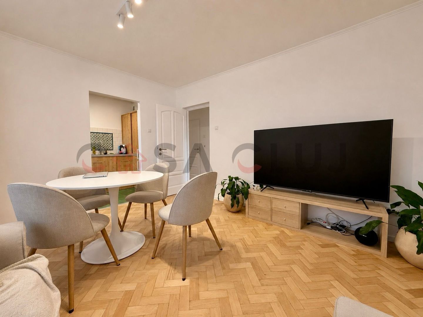 Apartament renovat, etaj intermediar, zona Bucegi - Poză 1