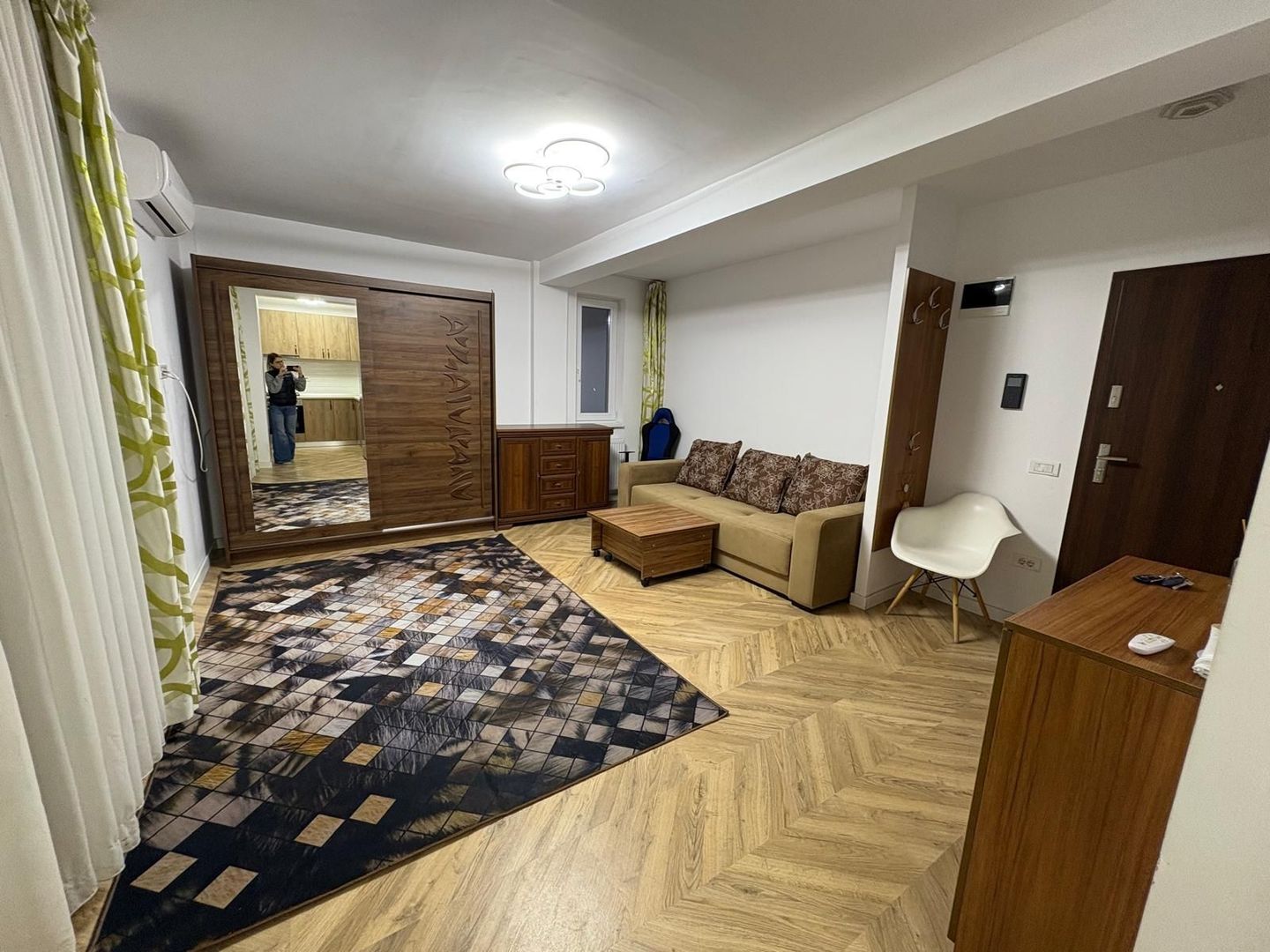 GARSONIERA- APARATORII PATRIEI,PARCARE INCLUSA, BLOC NOU, METROU 3 MIN - Poză 2