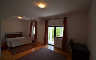 Vilă splendidă cu grădină extinsă și facilități moderne - Poză 8