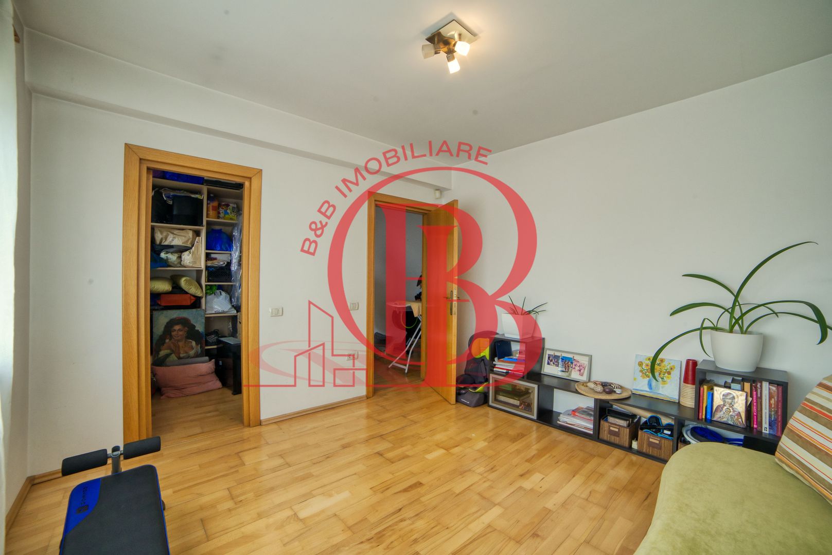 Casa complet mobilata 5 camere 3 bai curte generoasa - Poză 29