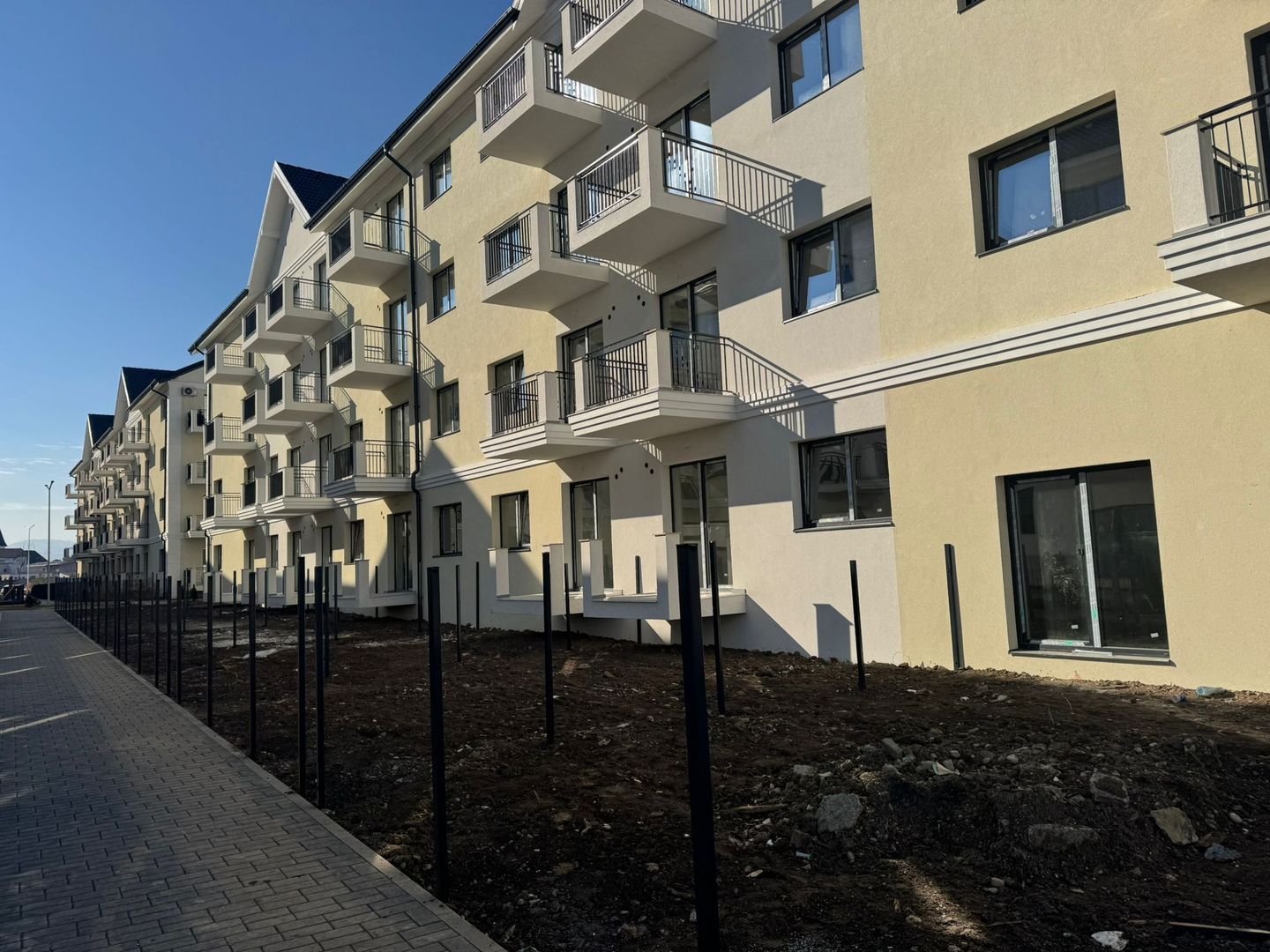 Apartament 3 camere, 71mp, curte 50 mp, Zona Selimbar. - Poză 5