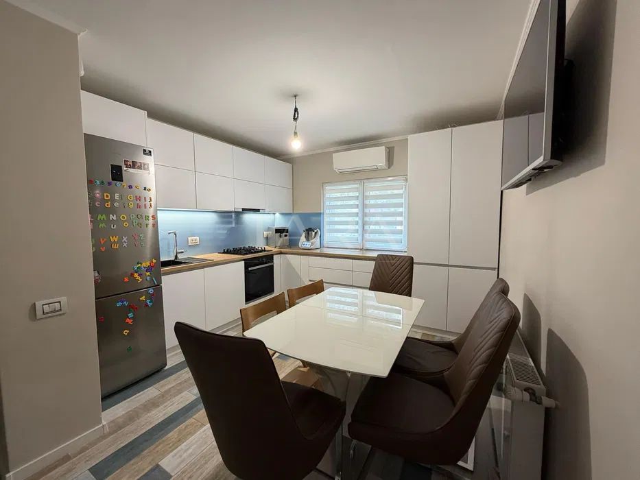 Apartament modern cu 3 camere, garaj și parcare, în zonă liniștită. - Poză 1