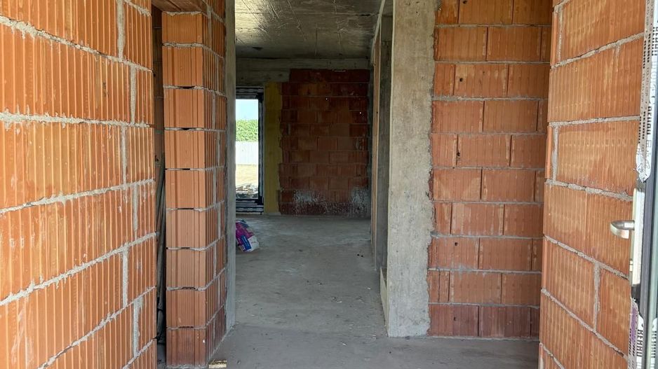 Casa individuala- 3 dormitoare - teren mare -Dumbravita - Poză 2