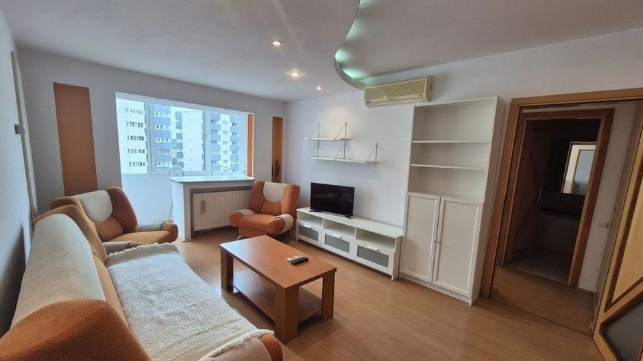 Închiriez apartament cu 3 camere,  centru - Poză 1