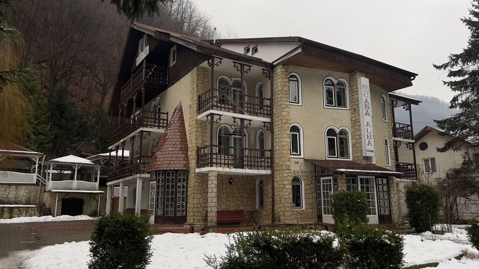 Hotel / Pensiune de vânzare în Central, Slanic-Moldova - Poză 1