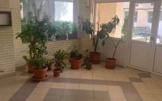 Inchiriez apartament 3 camere - Poză 1