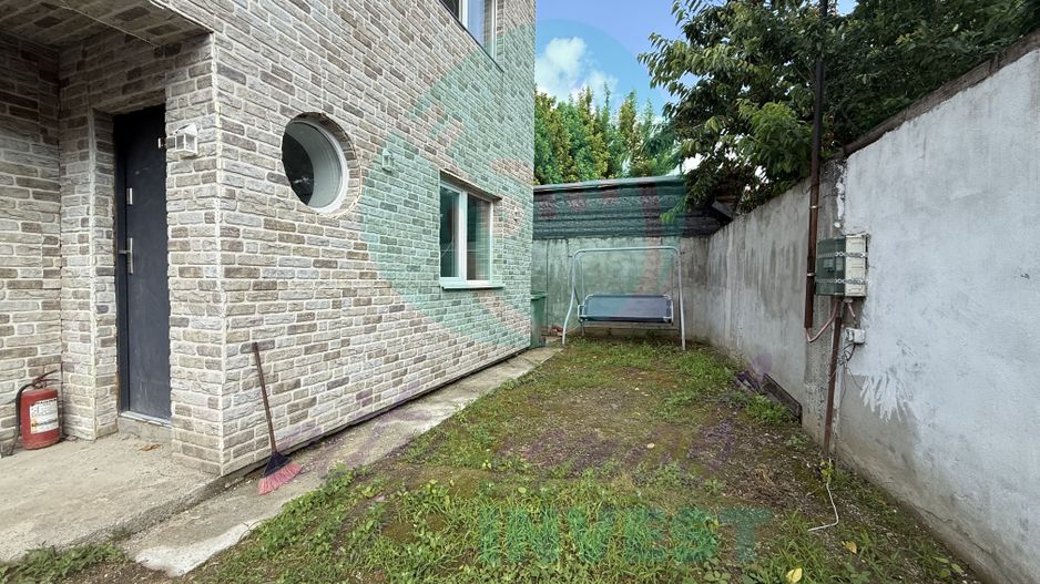 Casa receptionata in 2025 singura in curte - Poză 3