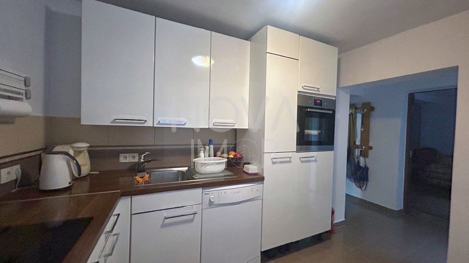 Casa de vanzare 200 mp cu spatiu comercial la parter, strada Lunga - Poză 6