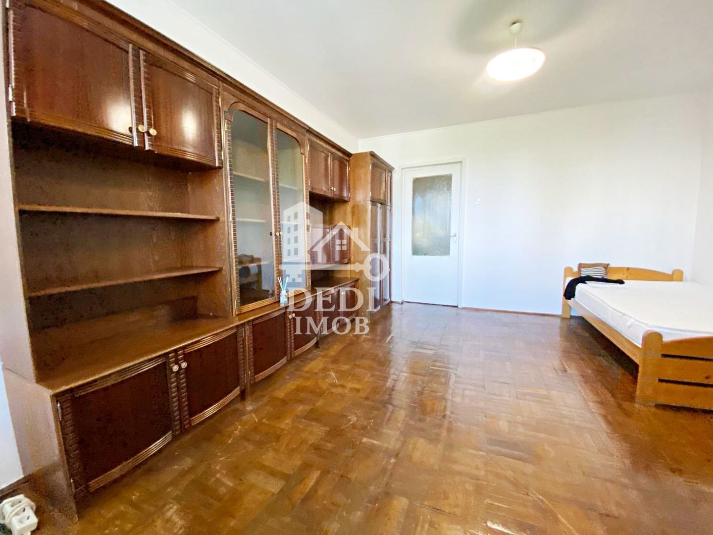 Apartament cu 1 camera de vanzare zona Decebal, Oradea - Poză 1