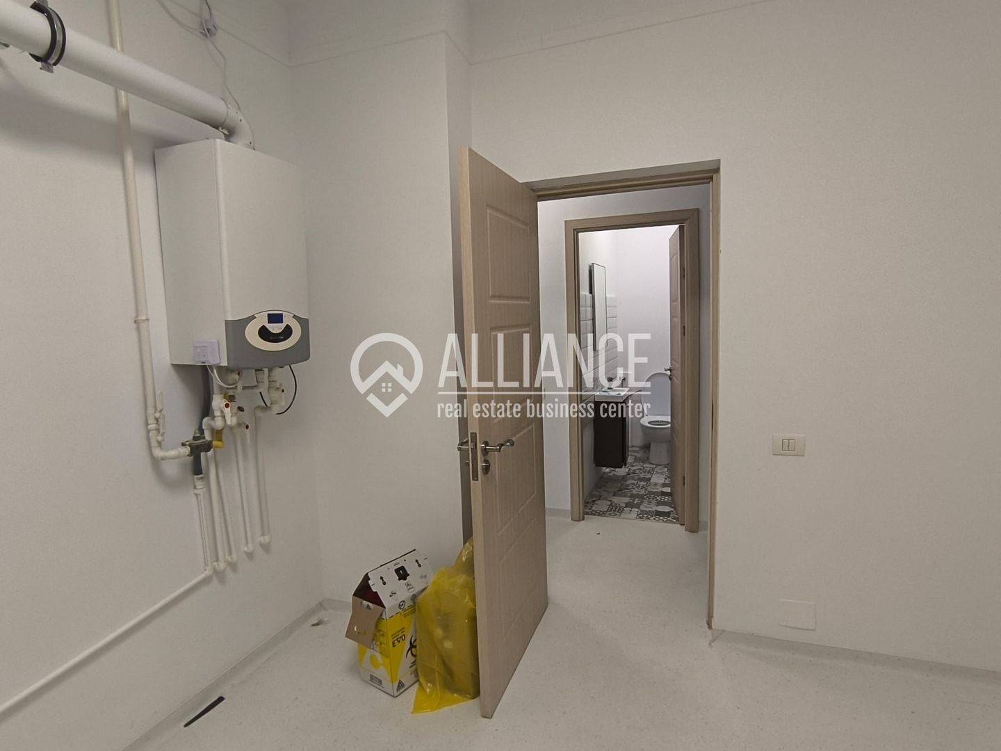 CAPITOL - Bdul Mamaia parter de vila stradal! - Poză 14