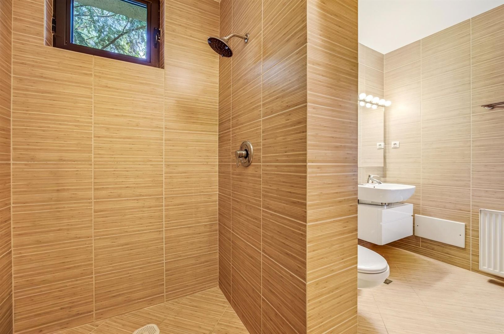 Casa pe 3 niveluri | Terasa cu priveliste | 3 parcari | Pozitie centrala - Poză 28