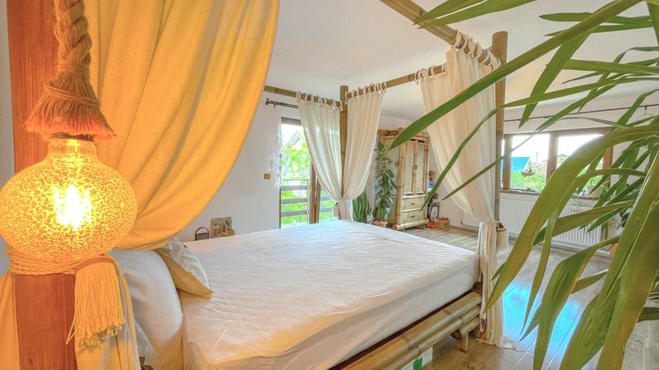 Sanpetru, zona centrala, casa cu 4 camere , pret 175000 euro - Poză 1