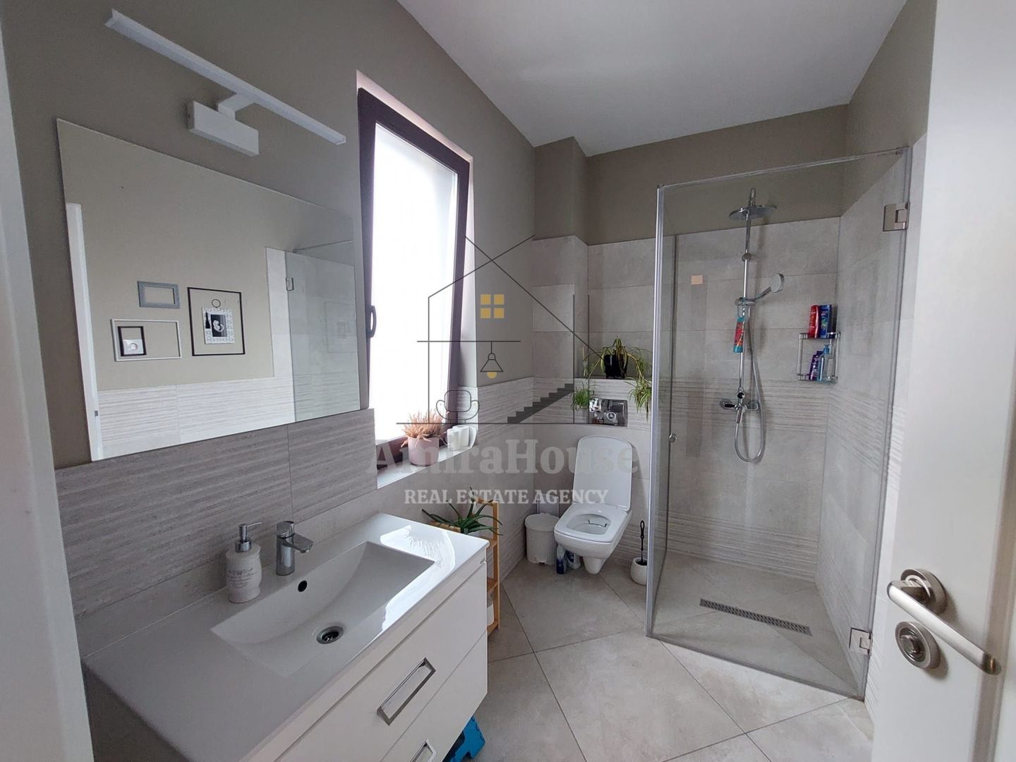 Duplex ultrafinisat mobilat utilat cu 2 locuri de parcare zona Terra - Poză 13