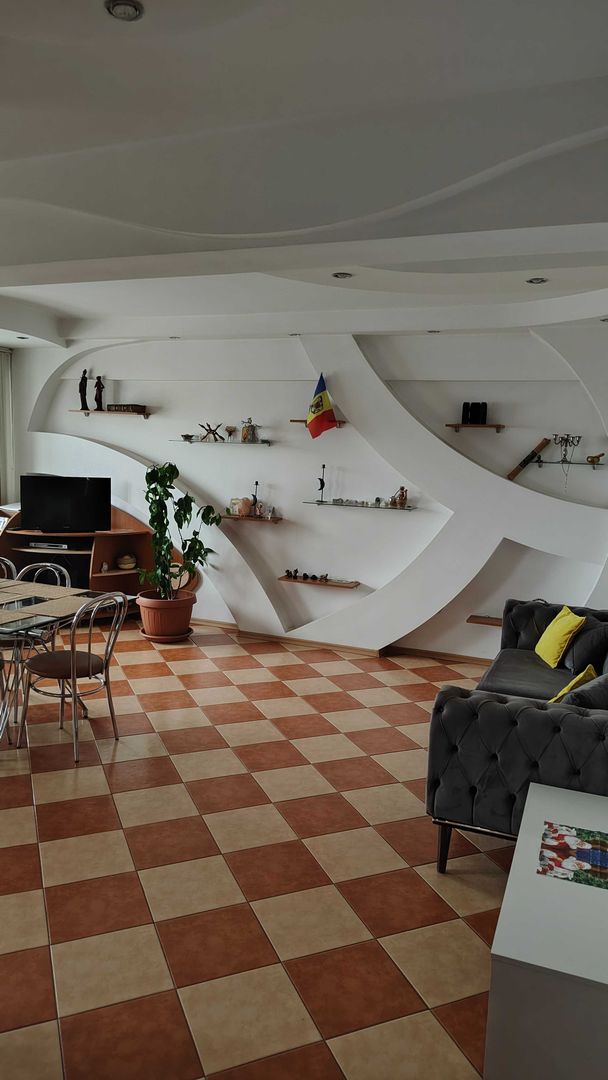 Ofer închiriere,Apartament 3 camere central - Poză 2