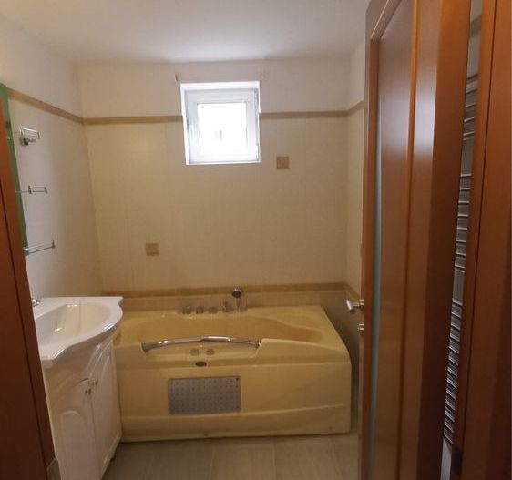 Apartament 3 camere /2 bai/ Centrala, Zona Stanjeneilor, Sp. Badgasar Arseni. - Poză 2