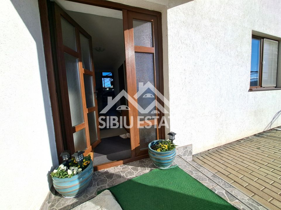 Casa Sibiu cu pivnita si garaj, curte mare - Poză 1
