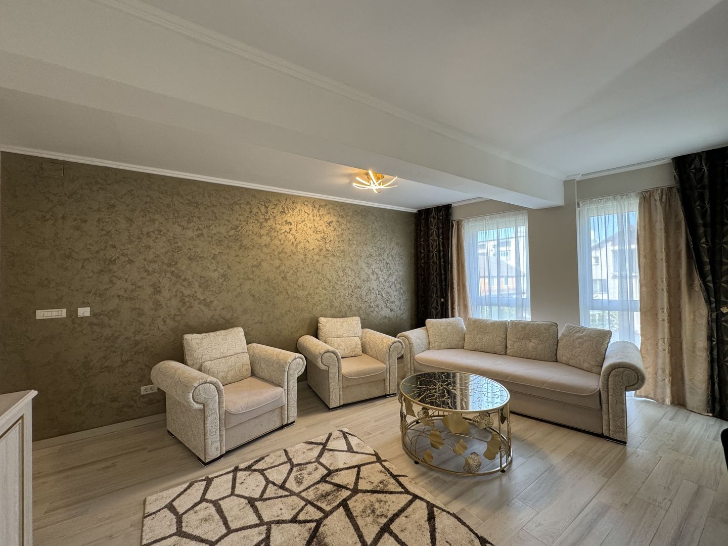 Apartament cu 2 camere mobilat si utilat de lux - Poză 2