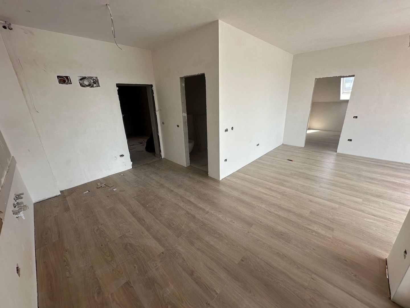 Apartment bloc nou cu lift si loc de parcare inclus - Poză 1