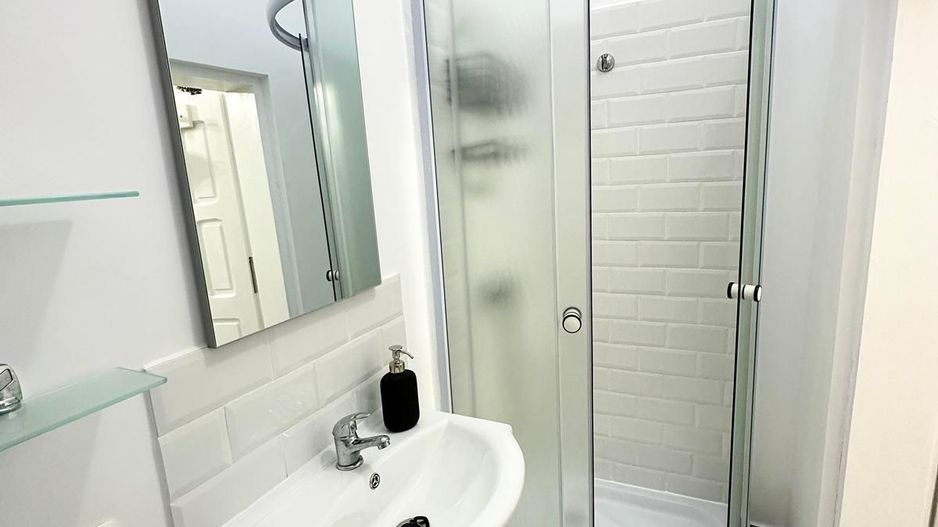 Imobil cu destinatii multiple- 6 apartamente - Poză 13