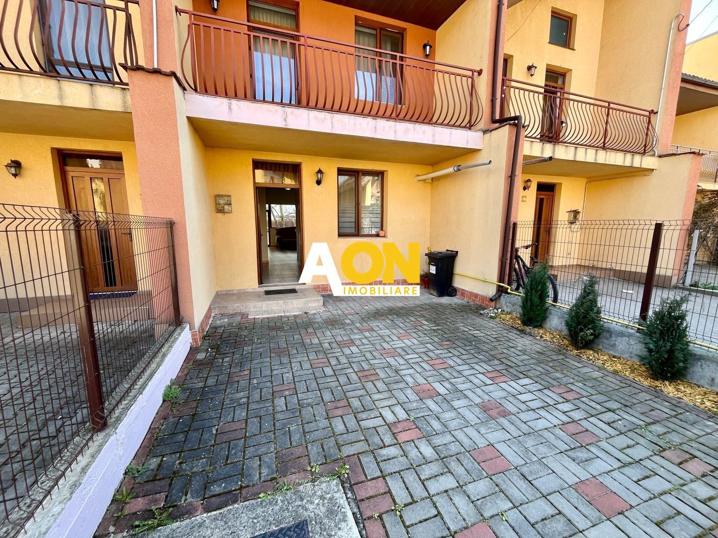 Casă de Tip Înșiruită, 3 Camere, Mobilată Complet, Zona Centru - Poză 1