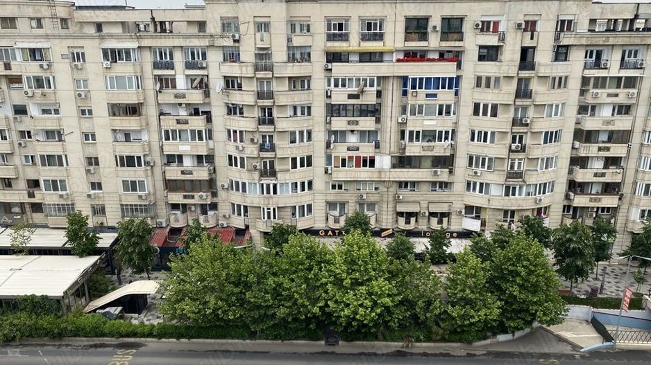 Vand Apartament spatios cu 4 camere de vanzare pe Bdul Decebal - Poză 8