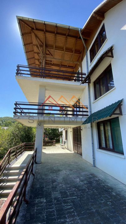 Vila de vanzare, teren 3100 mp, 7 camere, 6 grupuri sanitare, 3 CT, an 1997 - Poză 56