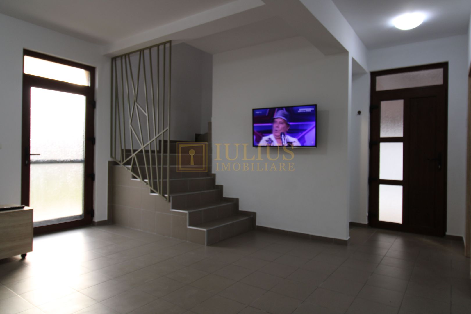 2 dormitoare, 80 mp utili, gradina si curte proprie de 300mp. - Poză 3